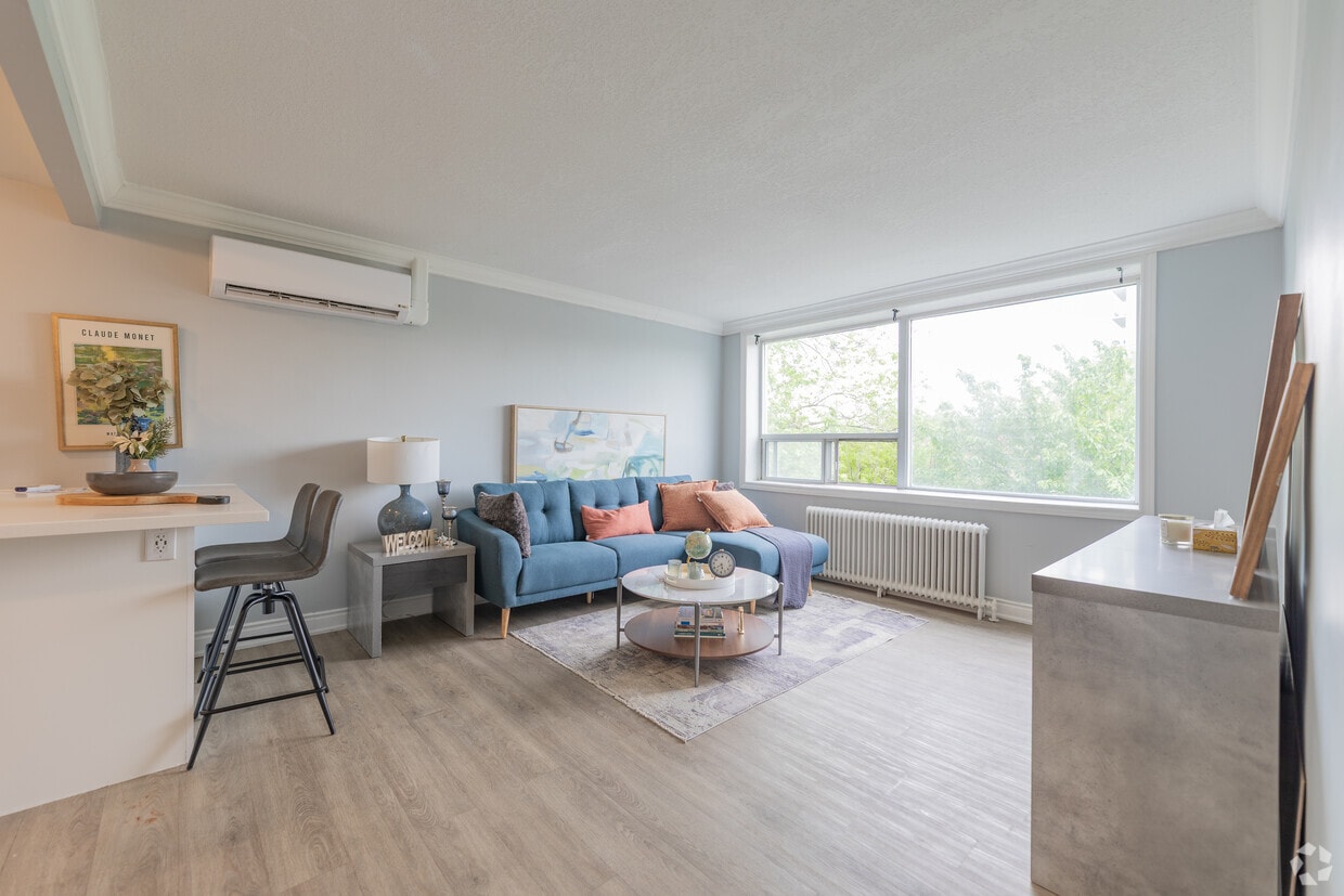 1BR, 1BA - Living Room - 335 Melvin Ave