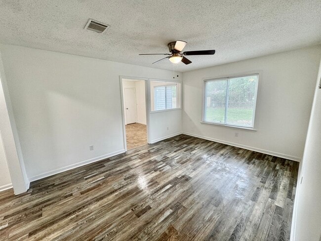 Building Photo - 3804 Walsingham Dr