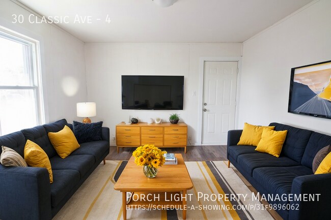 Photo du bâtiment - Renovated Spacious 1 Bedroom with parking and onsite laundry