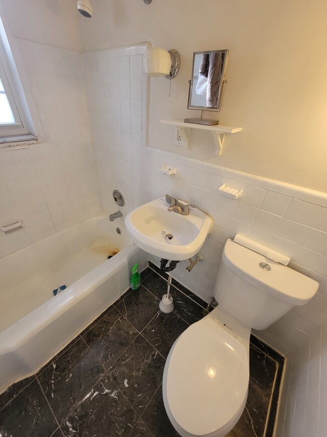 Baño - 5216 8th Rd S