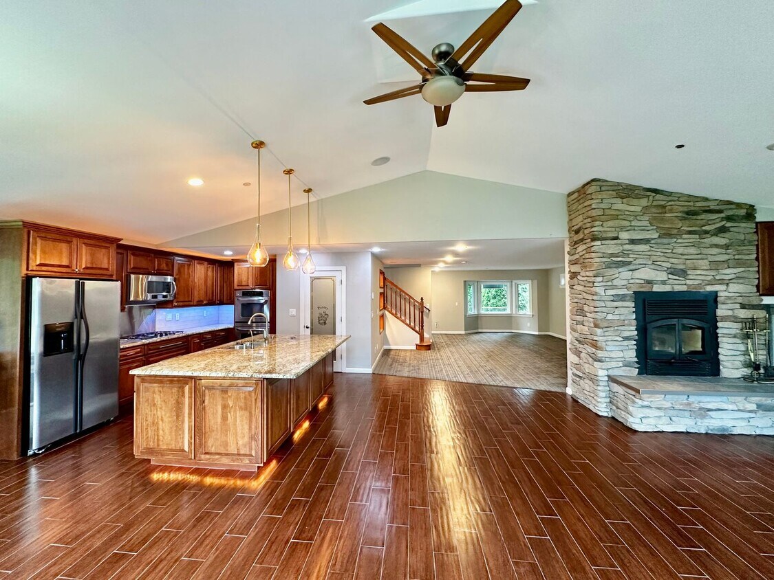 Foto principal - Rare Kent Gem, 3 BR | 3 BA | 2 DEN | 0.41 ...