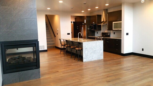 Building Photo - Gorgeous modern 5 bedroom - Minutes from MSU!