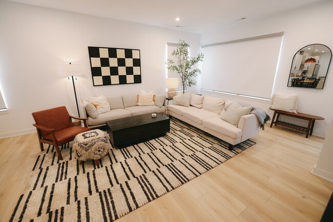 Foto del edificio - 1061 W 18th St