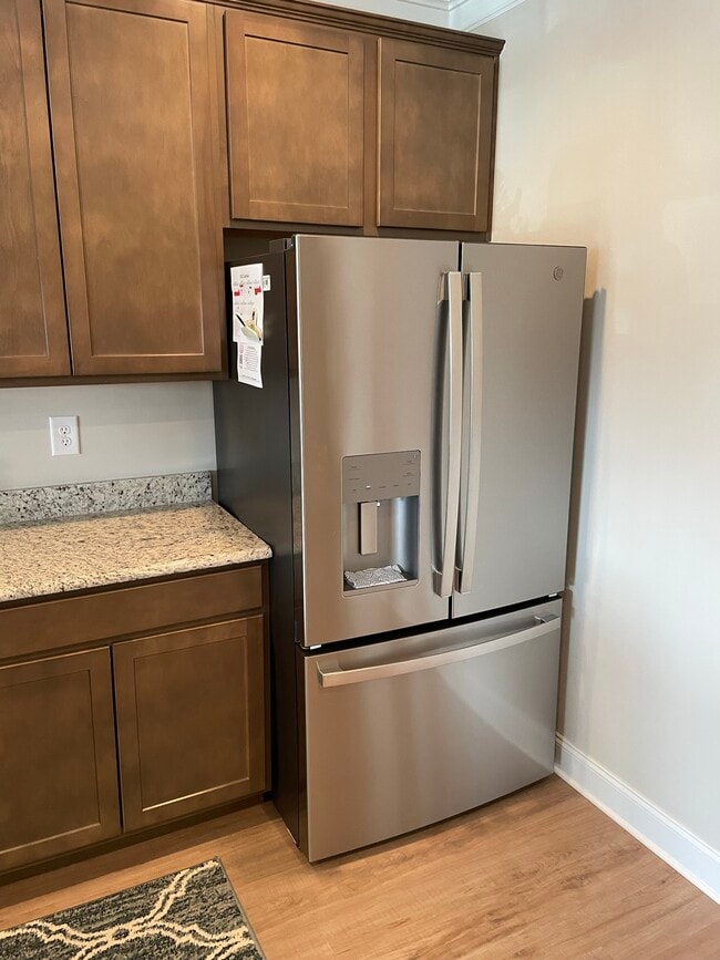 Building Photo - 328 Broadberry Ave