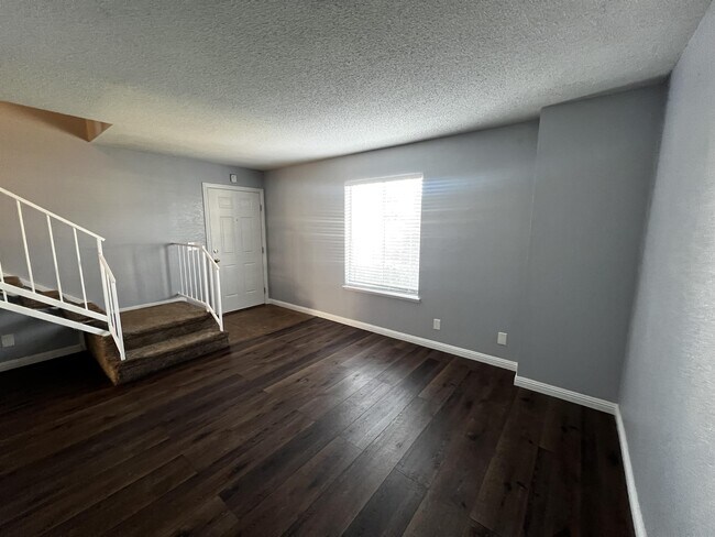 Building Photo - 720 N Torrey Pines Dr