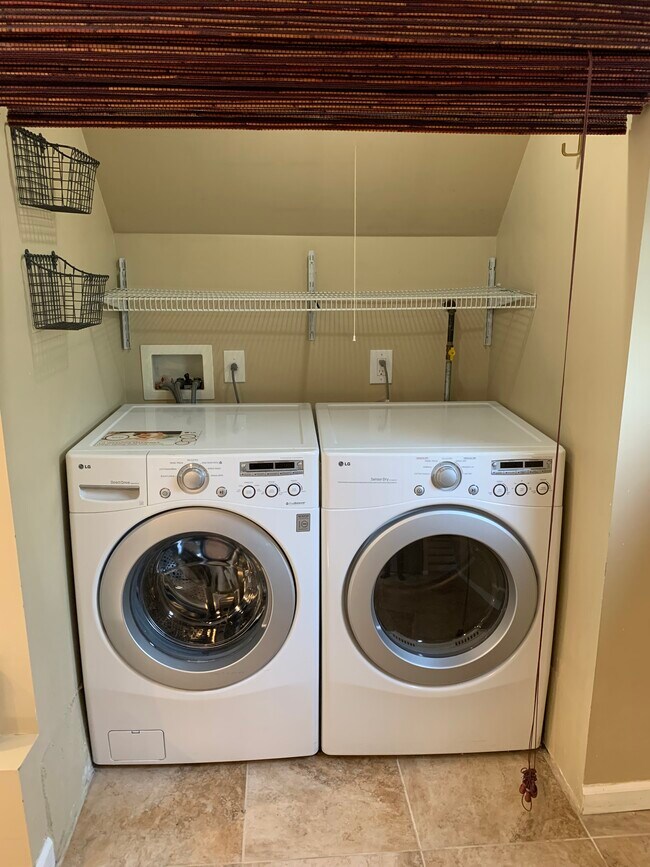 Washer/dryer in kitchen - 9 Mechanic St