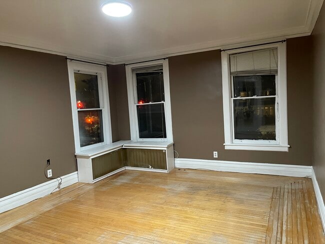 Large room - 584 Western Ave