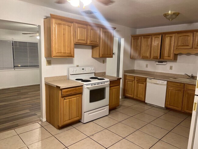 Foto del edificio - Pet Friendly, updated 4 Bedroom, 2 Bath, N...