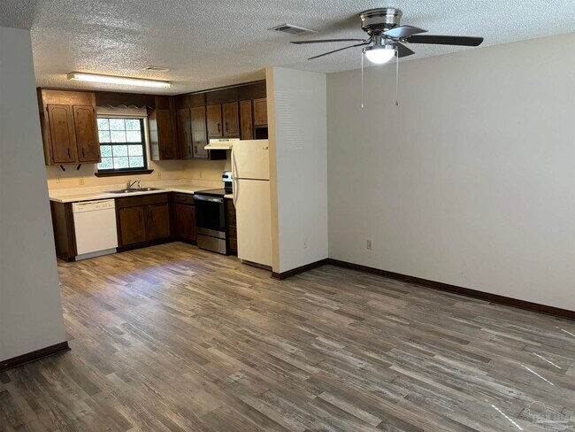 Foto del edificio - 5682 Crestwood Dr