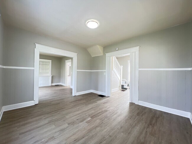 Foto del edificio - Charming Single-Family Home on Clark **Mov...