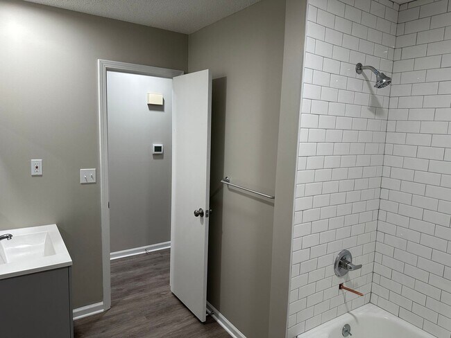 Foto del edificio - Newly Remodeled 4 Bedroom house on one acer
