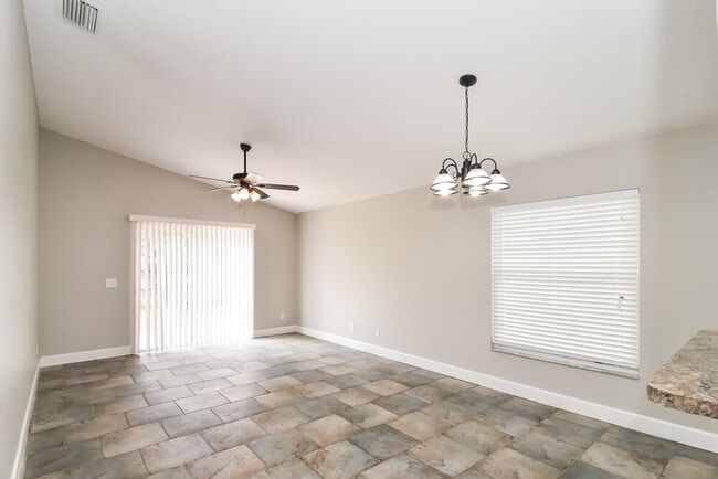 Building Photo - 2025 Donegan Pl
