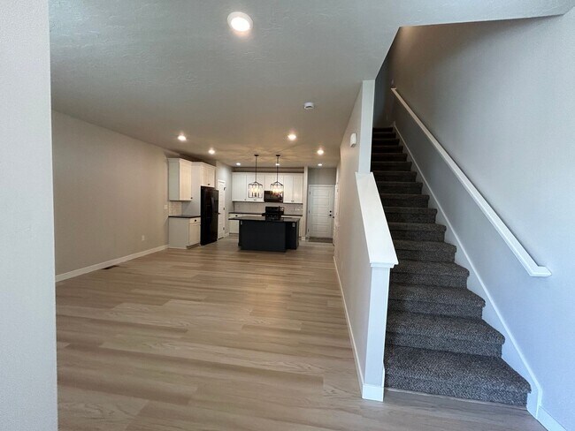 Building Photo - 4 Bedroom 3 Bathroom Townhome in Lehi!