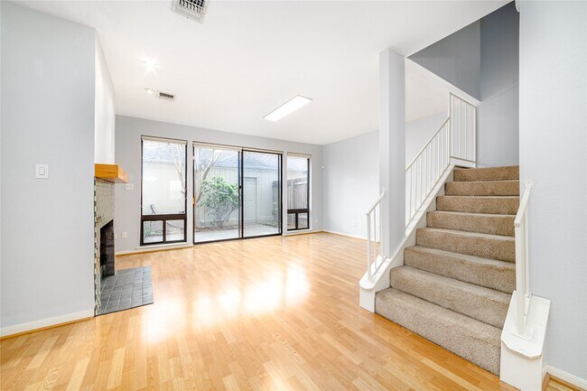Foto del edificio - 7505 Memorial Woods Dr