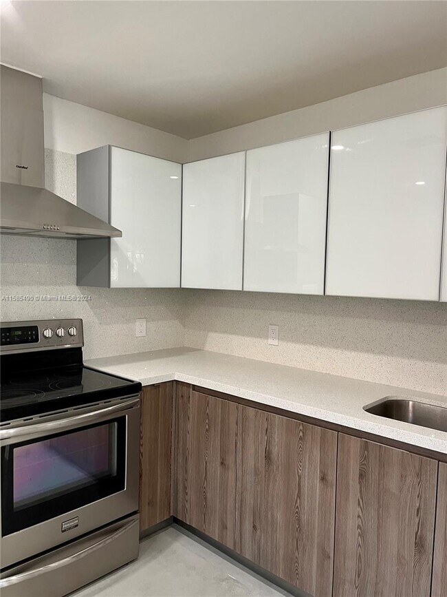 Building Photo - 2785 SW 33rd Ave