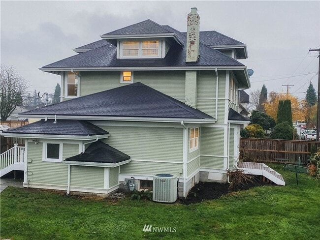 Building Photo - Spacious 5 Bedroom Home in Burlington - Av...