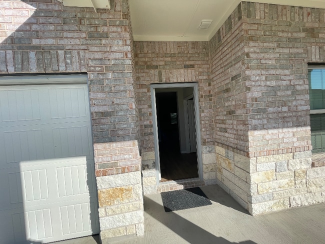 Building Photo - 1700 Robinson Dr