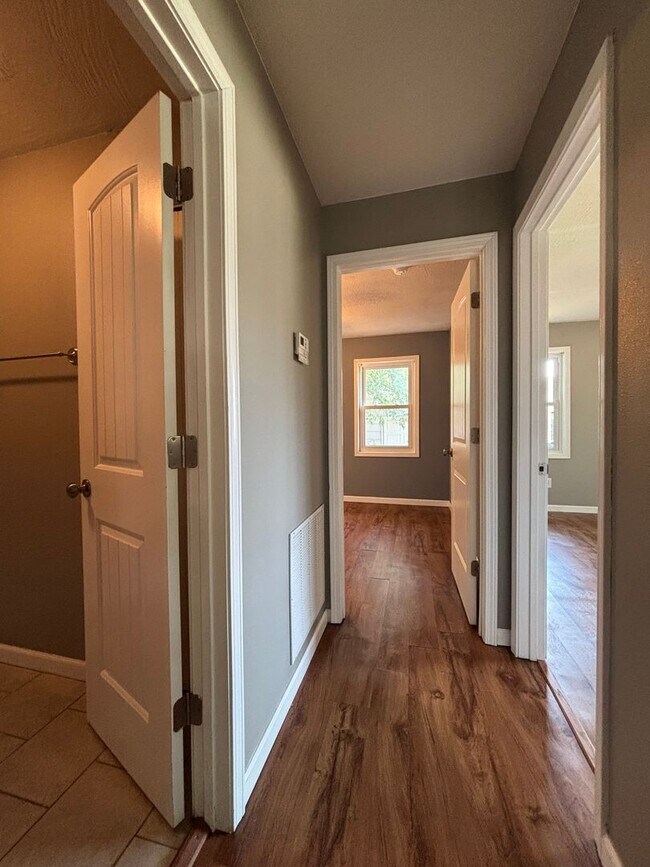 Foto del edificio - Recently Remodeled 2 Bedroom in West Sprin...
