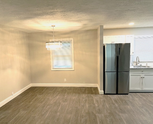 Building Photo - 400 Willowood St