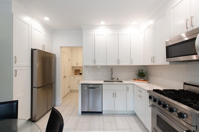 Building Photo - 557 Martling Ave