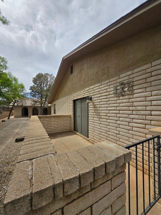 Foto del edificio - North Penn Triplex