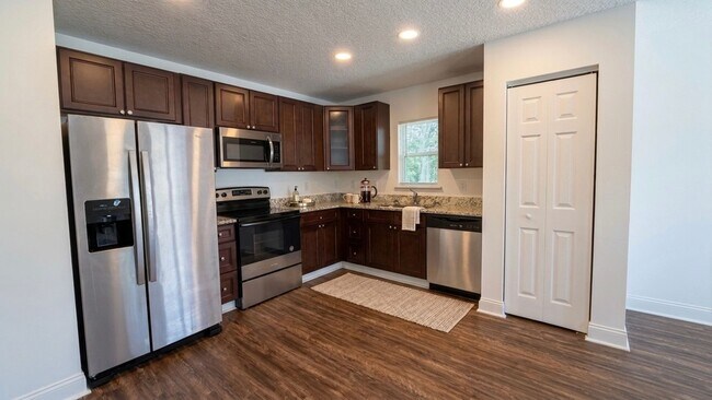 Foto del edificio - 1756 Lane Ave S