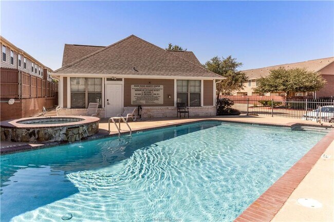 Foto del edificio - August 2026 Pre-Lease!! Cute 2/2.5 Condo C...