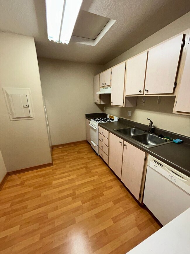 Building Photo - Studio in Bethany Available Now