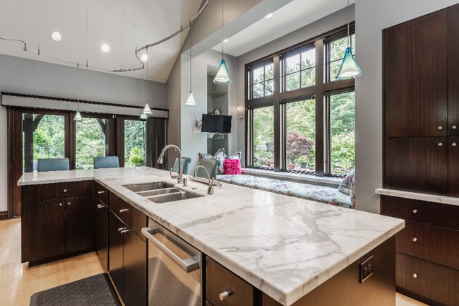 Foto del edificio - 8651 Emerald Ln