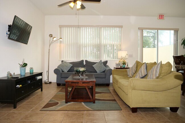 Foto del edificio - Beautiful Fully Furnished 4-Bedroom Home i...