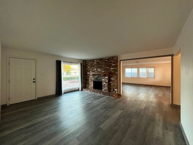 Foto del edificio - MOVE-IN READY 4+2 w/upgrades + tons of parking!