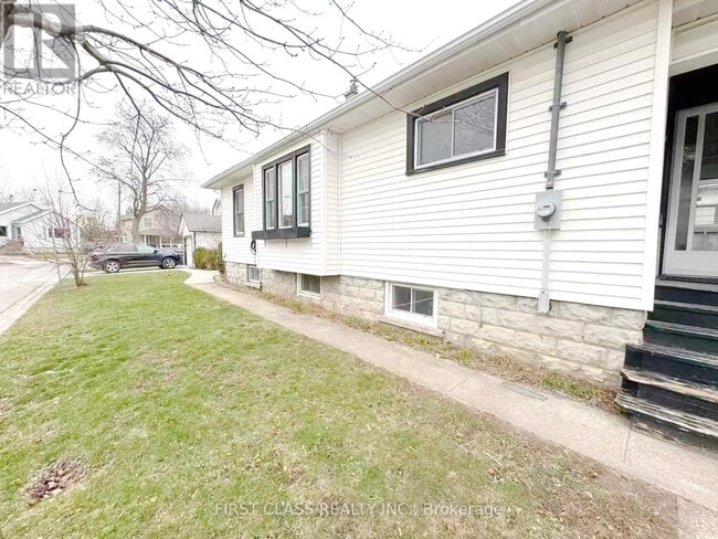Building Photo - 9 Grantham Ave S