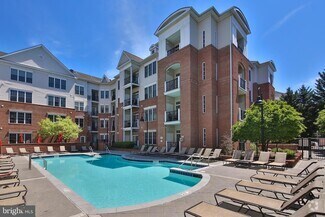 Building Photo - 300 W Elm St