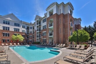 Building Photo - 300 W Elm St