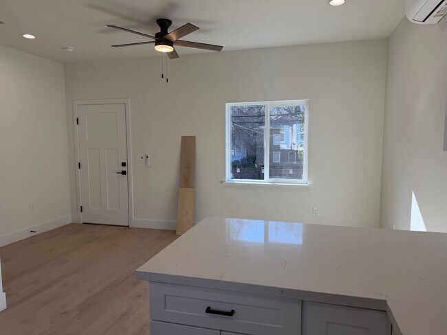 Foto del edificio - New 600 Sqft. 2 Bedroom 1 Bath Condo in Downtown Sacramento