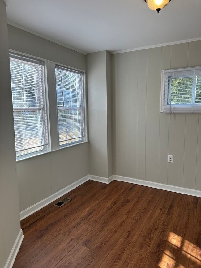 Foto del edificio - Spacious Renovated Home! Den Space & Bonus Recreation Room in Basement! Central Air! W/D! 2 Car G...