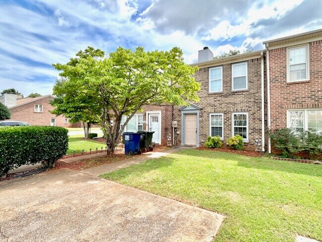 Foto del edificio - Beautiful Townhome in the Heart of Madison! MOVE IN SPECIAL!