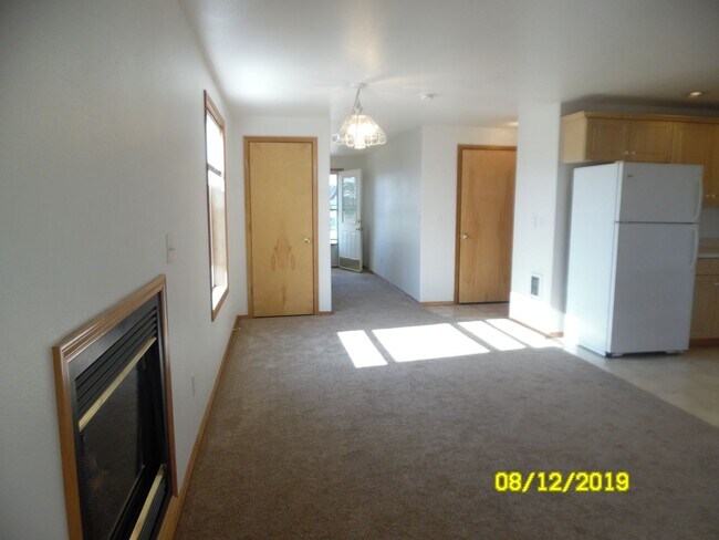 Building Photo - 473-475 SE Excel St