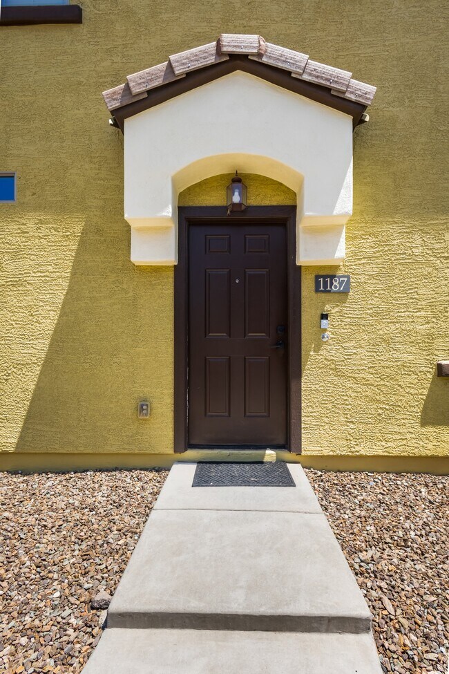 Foto del edificio - Beautifully Maintained Townhome