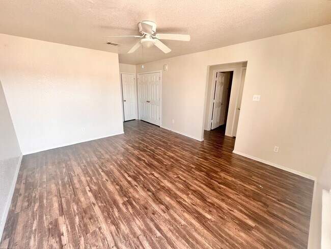 Foto del edificio - AVAILABLE MID AUGUST! SECTION 8 ACCEPTED