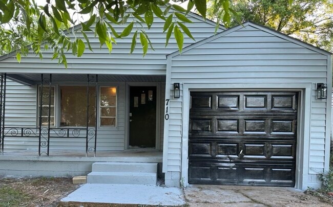 Building Photo - 710 S 11th St