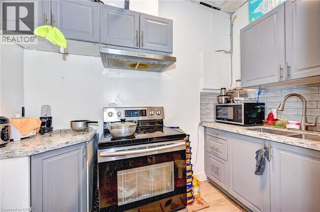 Photo du bâtiment - 13-15 AINSLIE Street N Unit# 2