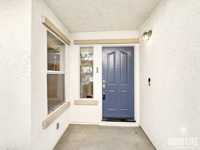 Foto del edificio - Modern 3-Bedroom Home with Backyard, Beaut...