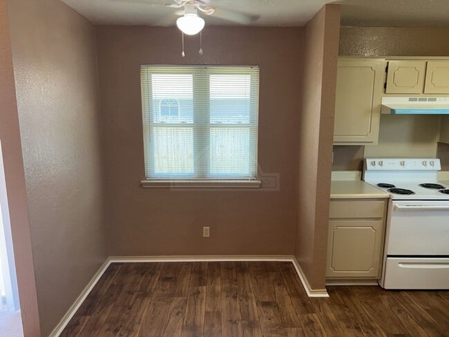 Building Photo - 2212 Silverhill Dr