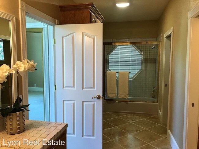 Foto del edificio - 5 br, 4 bath House - 124 Tomlinson Drive