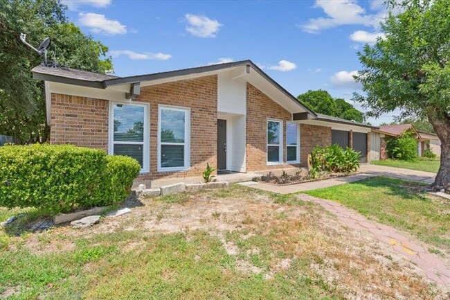 Building Photo - 10100 Woodglen Dr