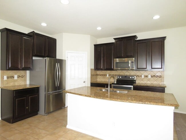Foto del edificio - Beautiful Townhouse 3/2.5/2cg $2300mo
