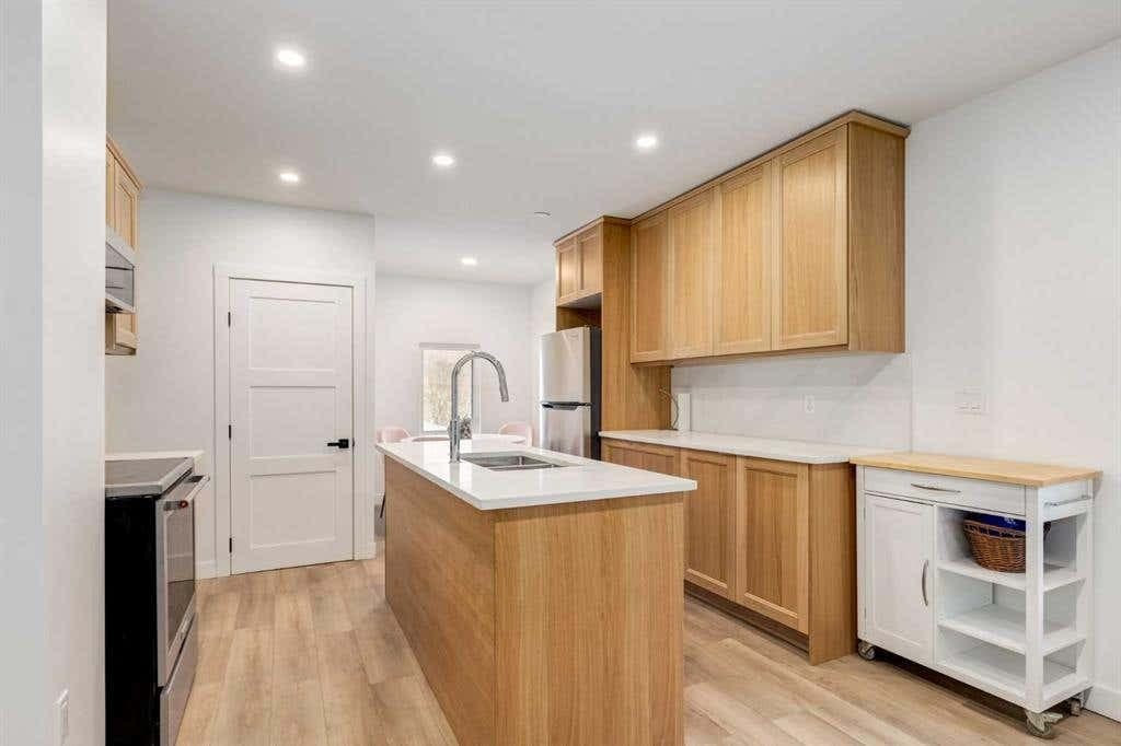 Photo principale - 810 17 Av NW