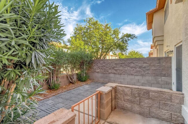 Foto del edificio - MOVE-IN READY 3-BEDROOM TOWNHOME IN SUMMERLIN!