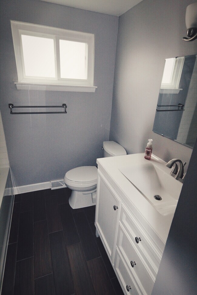 Full Bath - 5160 Roseview Ave